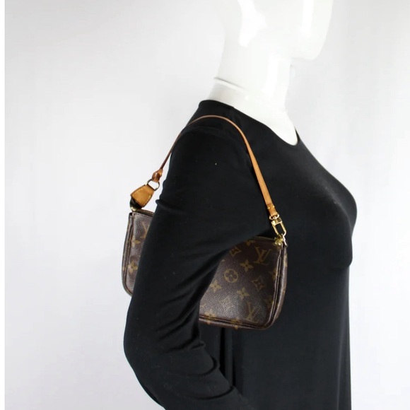 pre-owned Louis Vuitton Pochette Accessoires is guaranteed 100% authentic - Picture 1 of 2